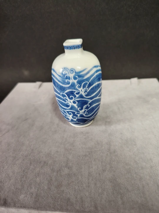 Qing Dynasty Emperor Yongzheng Blue and White Ocean Wave Pattern Square-Mouth Small Vase