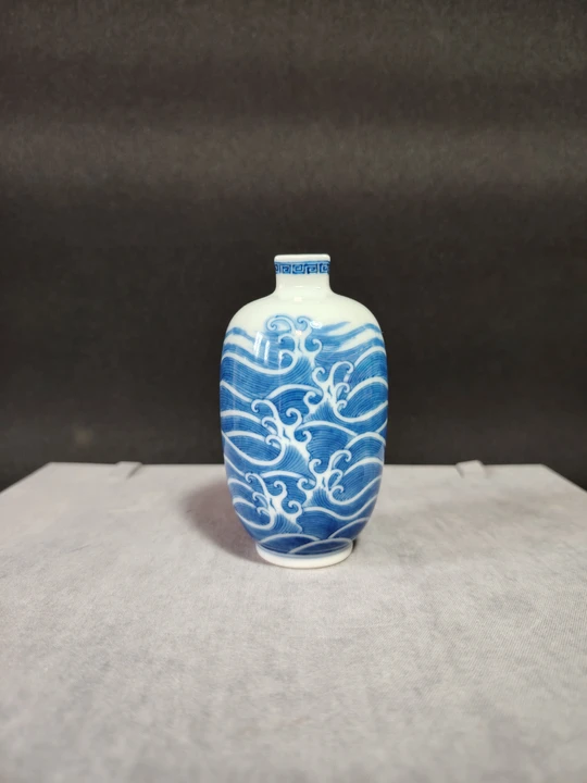 Qing Dynasty Emperor Yongzheng Blue and White Ocean Wave Pattern Square-Mouth Small Vase