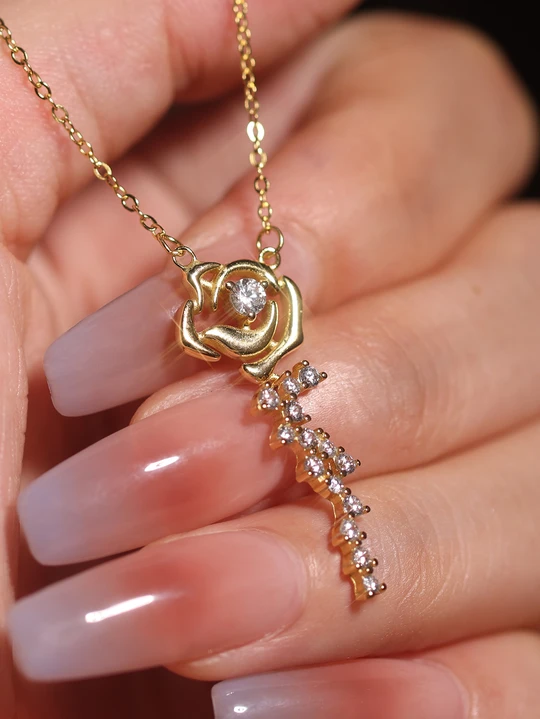 Adjustable Necklace in the Style of Golden Roses for Women