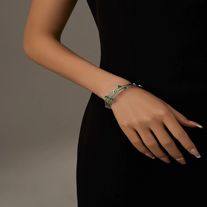 Simple and luxurious bracelet