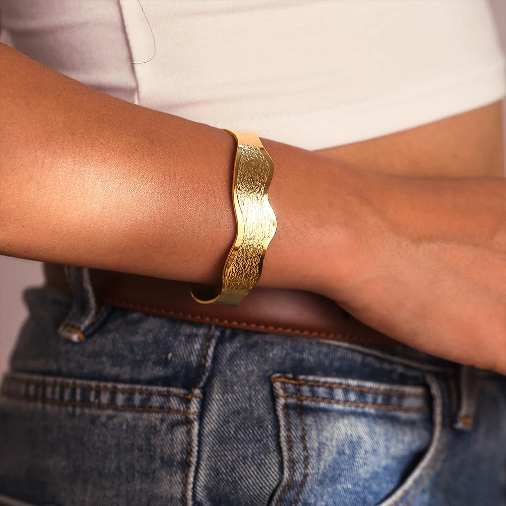 Simple wavy edge textured open bracelet