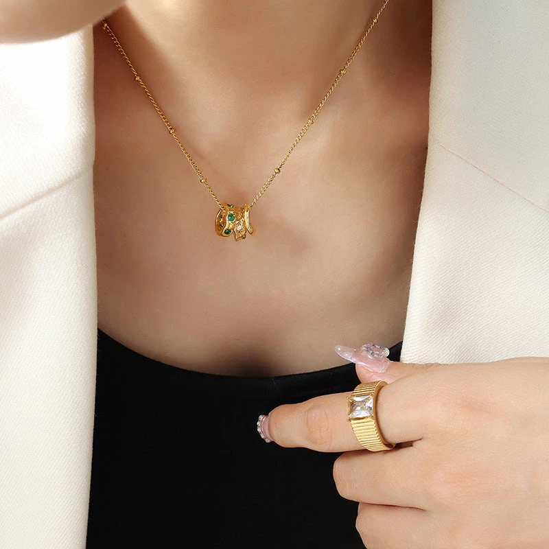 Vintage Pendant Inlaid Green Zircon Necklace