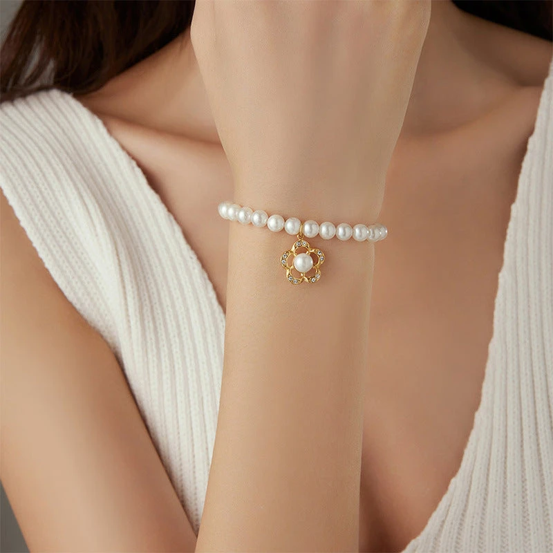 Vintage style flower pearl bracelet