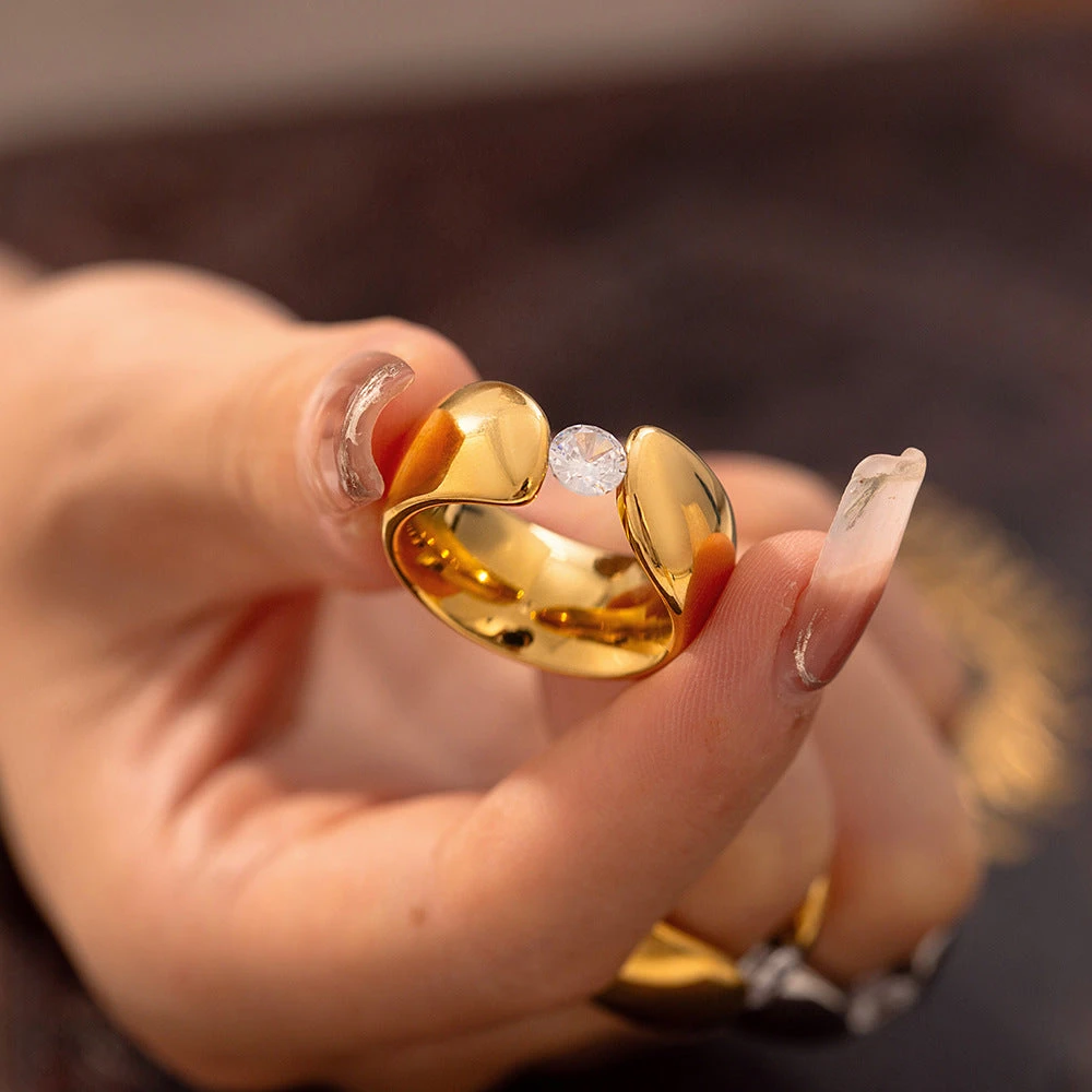 WIDE EDGED ZIRCON SMOOTH RING