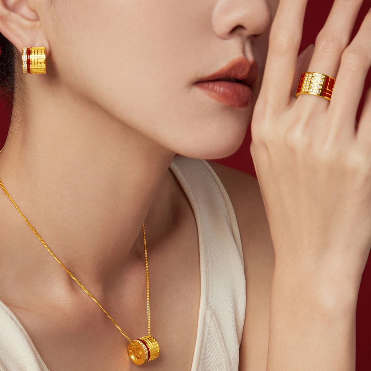 Exquisite Gold Ring Inlaid with Sparkling Diamonds