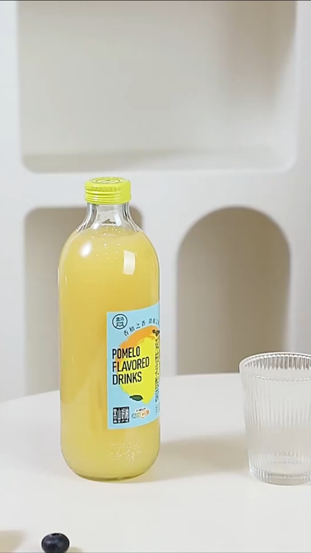 UREY The beverage bottle pouring handle accurately controls the pouring flow rate and has a built-in bottle opener to prevent the beverage from slipping and spilling.