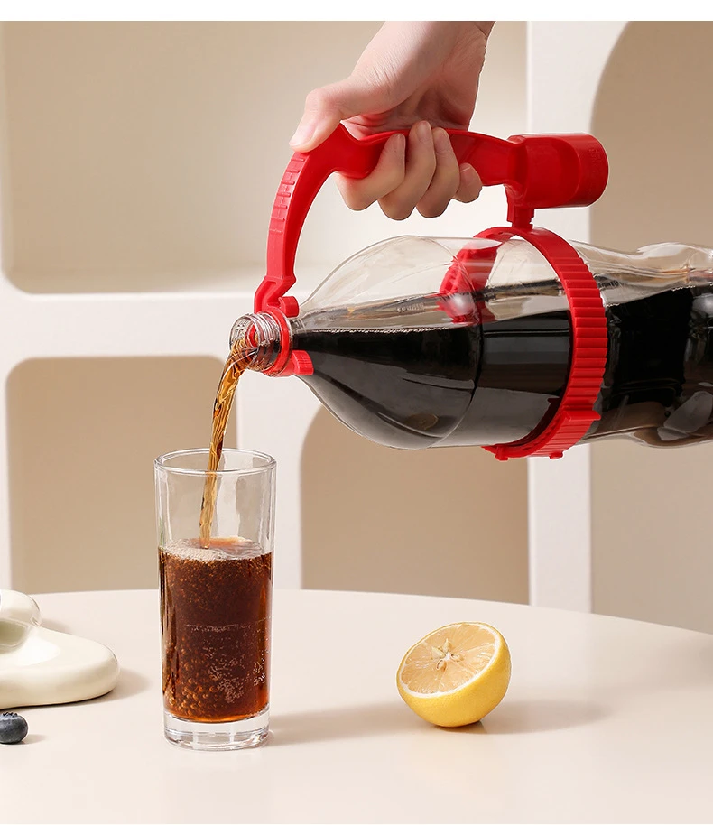 UREY The beverage bottle pouring handle accurately controls the pouring flow rate and has a built-in bottle opener to prevent the beverage from slipping and spilling.