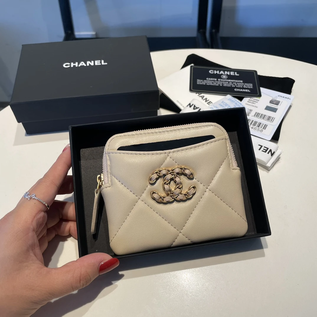 ​​Chanel 2086 Zip-Around Card Case - 19 Series​