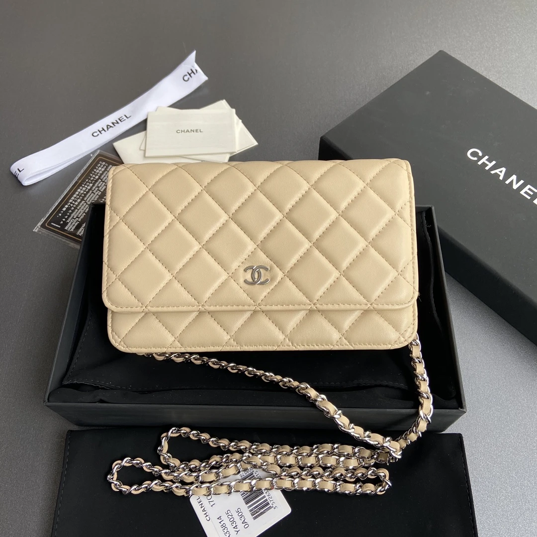 Chanel AP0250 Glossy Leather Card Case​