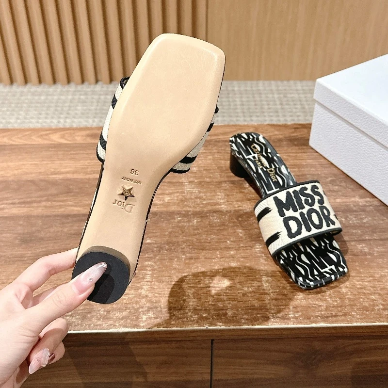 Dior's new spring and summer upgraded embroidered slippers