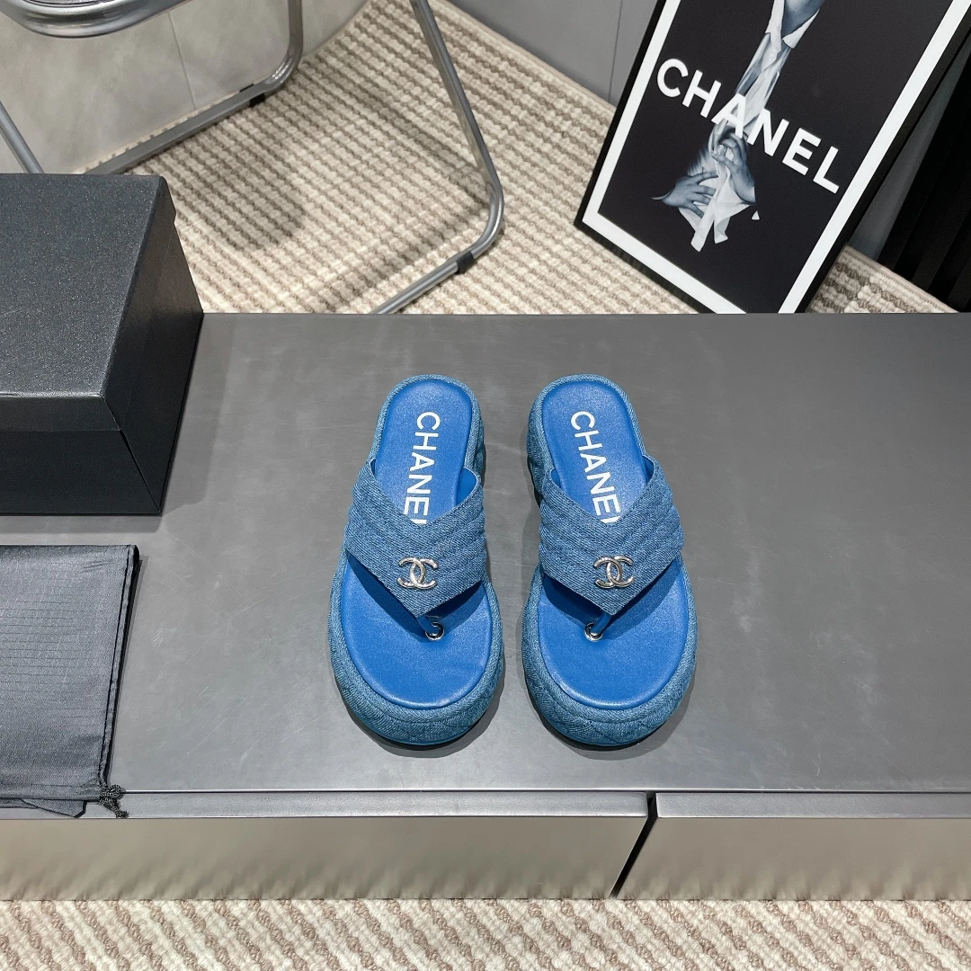 CHANE*L thick-soled thong sandals…