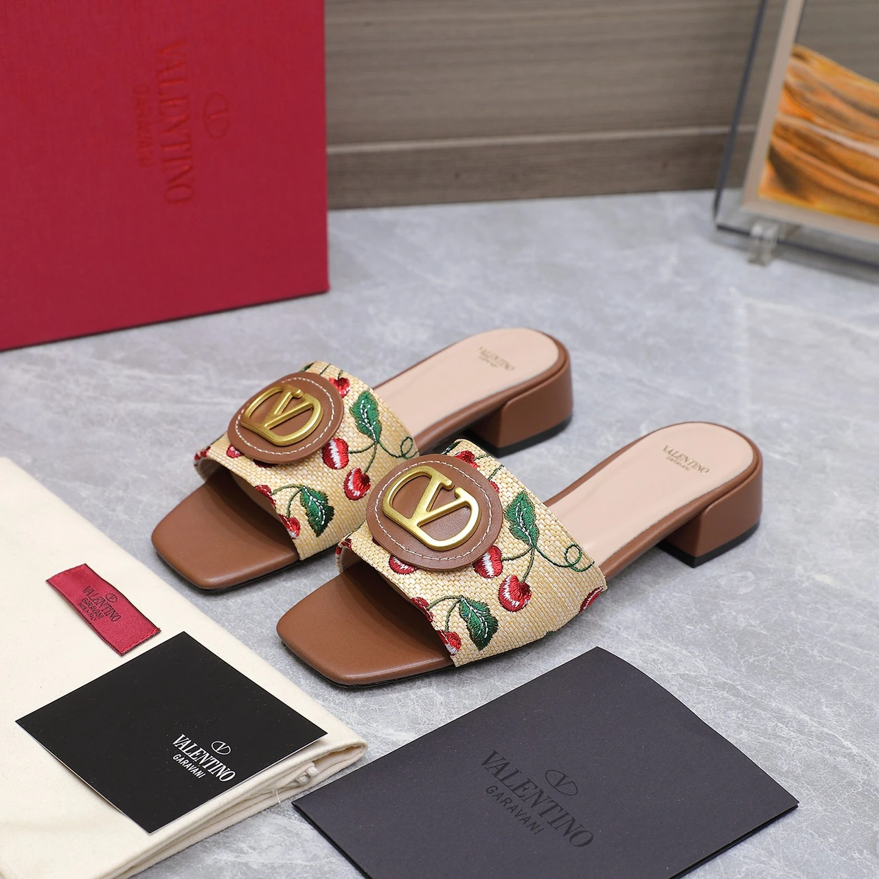 2025 Valentino flat flip flops slippers