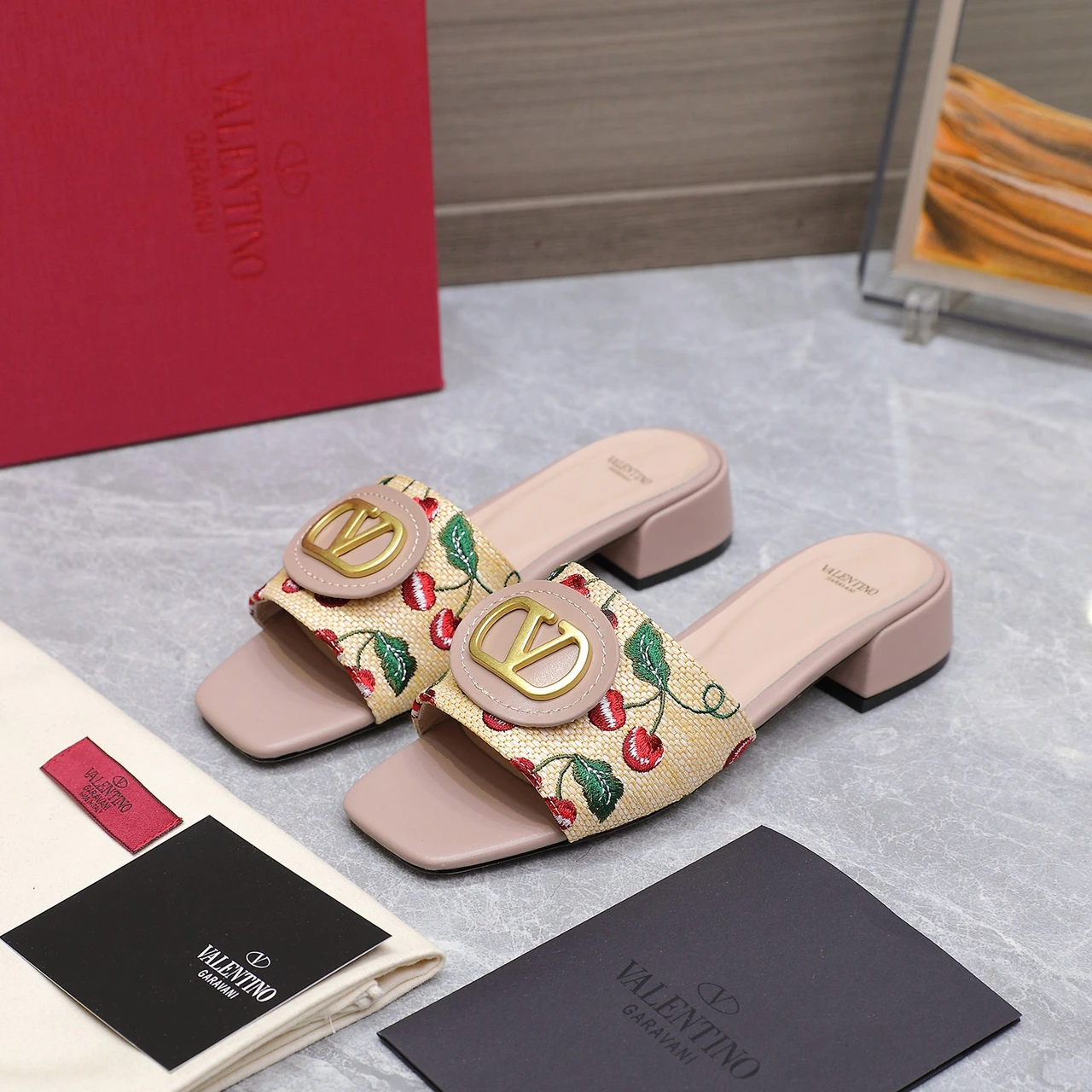 2025 Valentino flat flip flops slippers