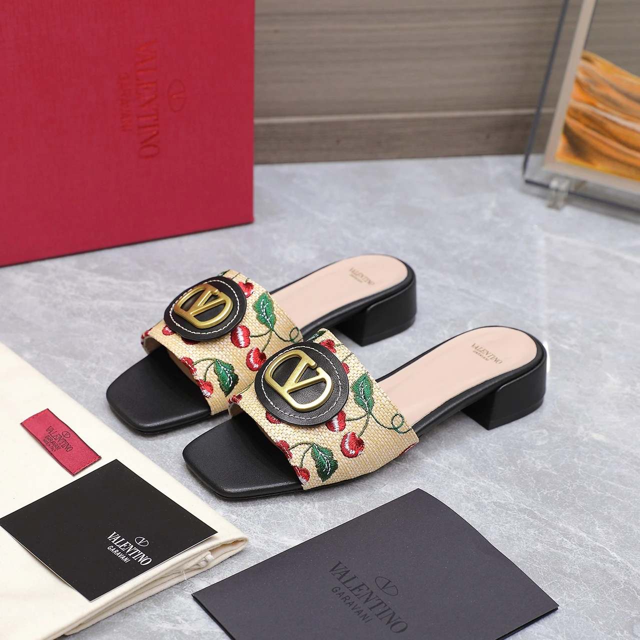 2025 Valentino flat flip flops slippers