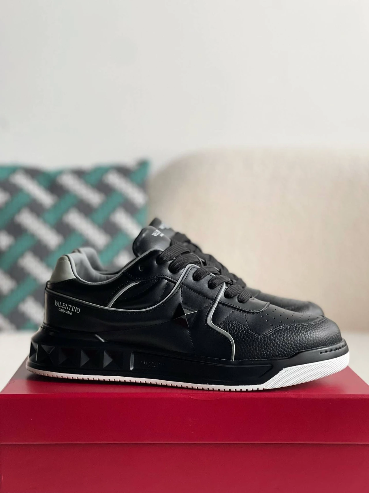 VA*TINO One Stud Sneakers