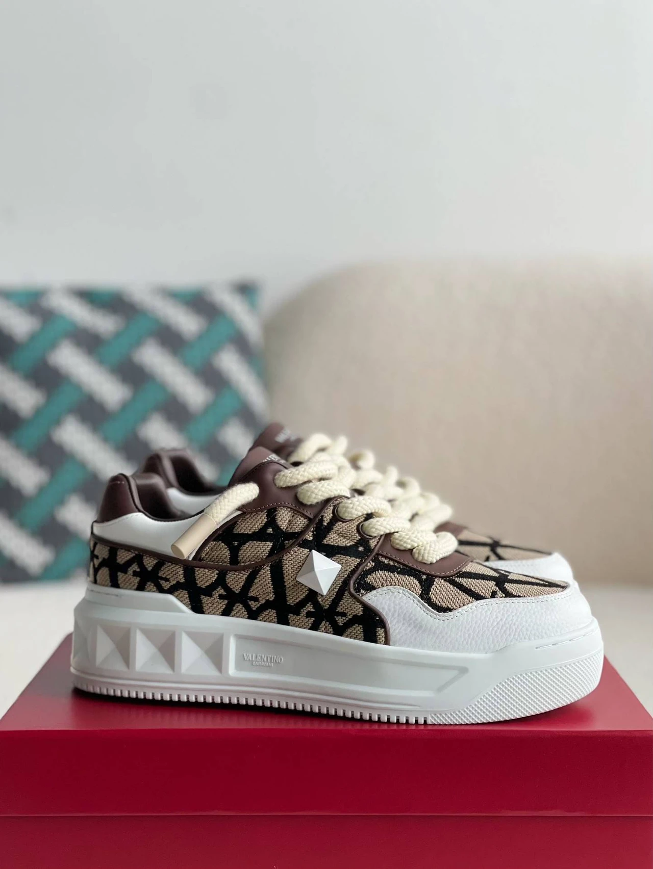 VA*TINO One Stud Sneakers