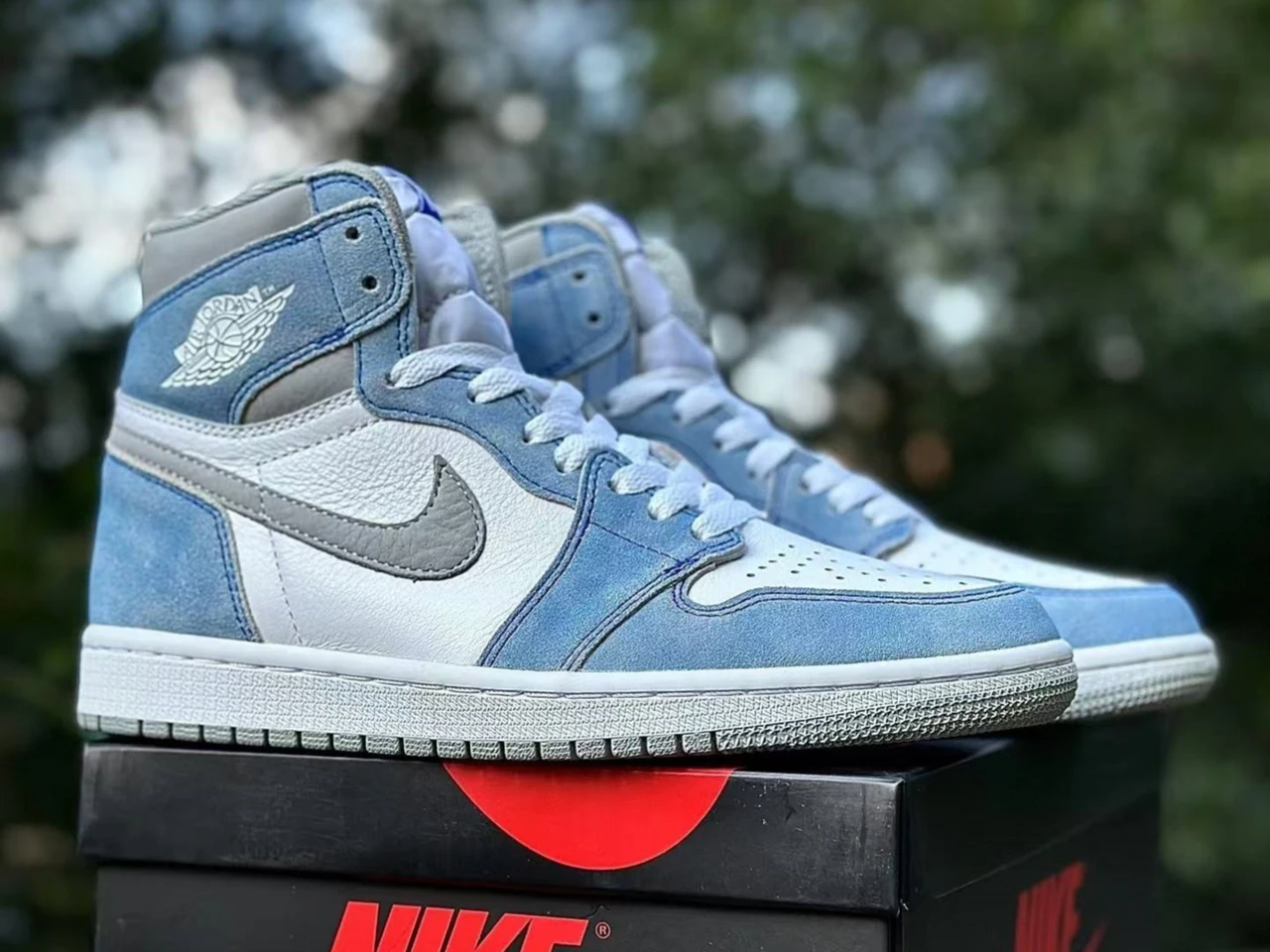 Air Jordan 1 Retro High Hyper Royal Smoke Grey