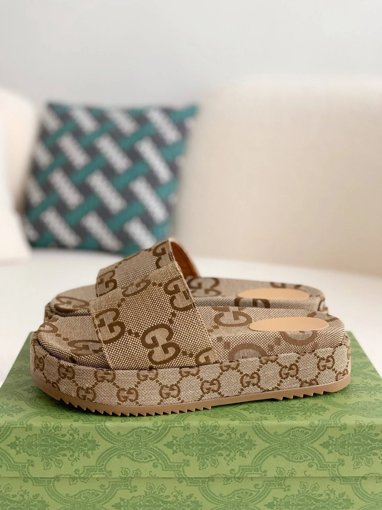 GU*I Ladies Slippers