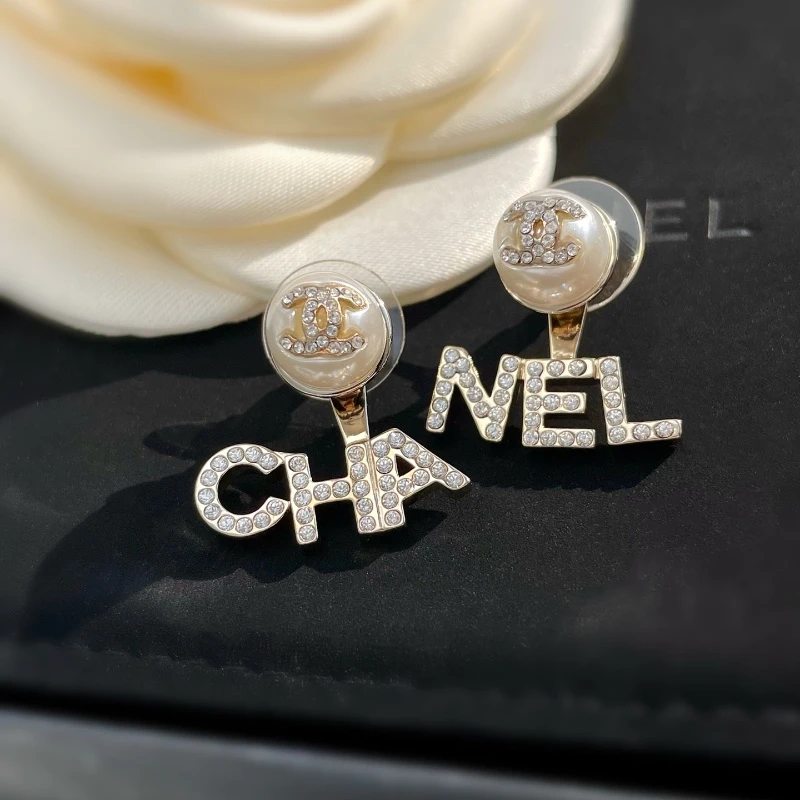 Chanel's new pearl letter earrings, one pair for two wears!