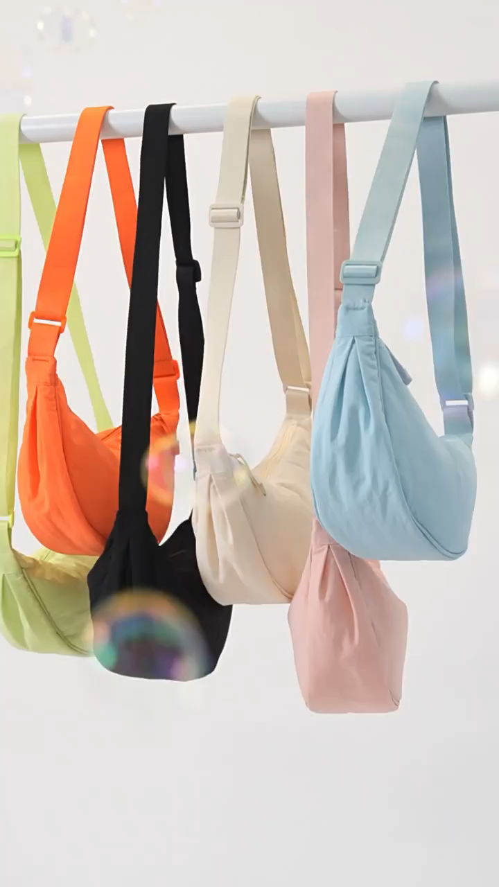 Large capacity portable crossbody bag, simple and stylish moon-shaped shoulder bag for women's commuting.
