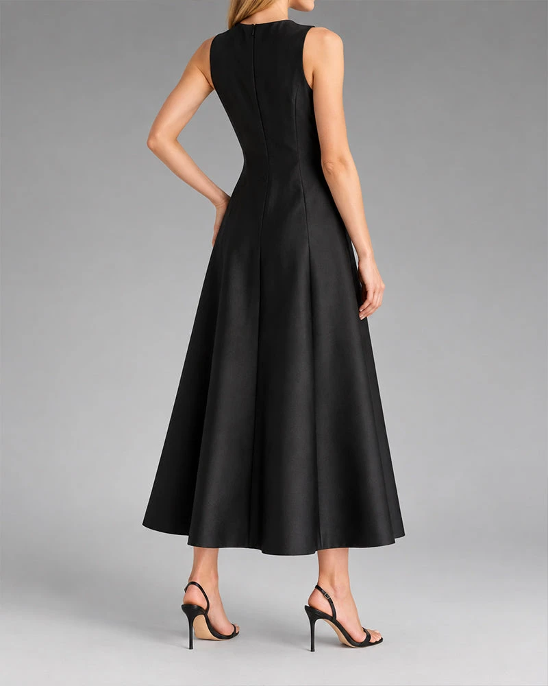 Sleeveless Round Neck Travel Midi Dress With Flap Pockets