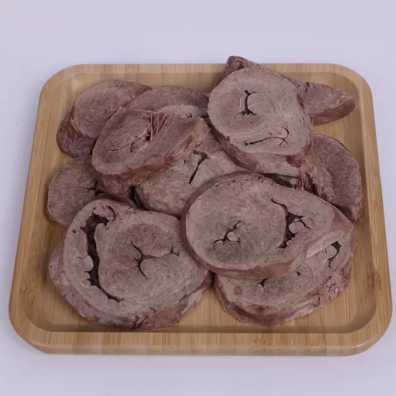 Freeze-dried pet treats: whole pig hearts, heart strips, and heart chunks—thick, all-natural cuts, perfect as training rewards for cats and dogs.